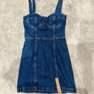 Reformation Nikki Bustier Denim Mini Dress
Color: Palermo
Size: 4
Qty: 1